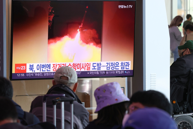 북한이 9개월 만에 장거리 순항미사일을 발사했다고 공개 보도한 13일 오후 서울역 대합실에 관련 보도가 나오고 있다. 연합뉴스