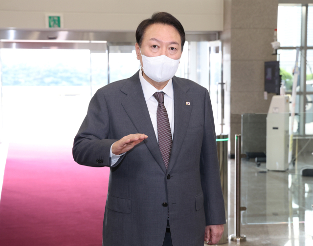 윤석열 대통령이 14일 오전 서울 용산 대통령실 청사로 출근하며 기자들과 질의응답을 하고 있다. 연합뉴스