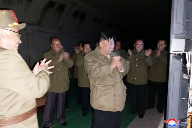 북한 김정은 국무위원장이 12일 전술핵운용부대에 배치된 장거리전략순항미사일 시험발사를 현지에서 지도했다고 조선중앙통신이 13일 보도했다. 발사된 2기의 장거리전략순항미사일은 조선 서해 상공에 설정된 타원 및 8자형 비행궤도를 따라 1만234초를 비행해 2천㎞ 계선의 표적을 명중타격했다고 통신은 전했다. [국내에서만 사용가능. 재배포 금지. For Use Only in the Republic of Korea. No Redistribution] 연합뉴스