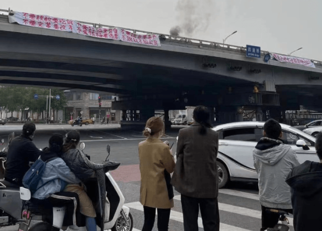 13일 중국 베이징 하이뎬구의 고가도로 쓰퉁차오에 시진핑 국가주석을 비판하는 현수막. 사진=트위터