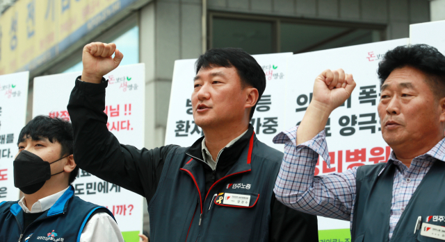 양경수 전국민주노동조합총연맹(민주노총) 위원장이 5일 오전 강원 원주시 국민의힘 박정하(원주을) 국회의원 지역구 사무실 앞에서 