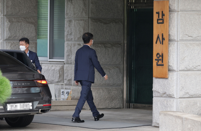 최재해 감사원장이 14일 오전 서울 종로구 감사원 건물로 출근하고 있다. 감사원은 13일 문재인 정부 당시 핵심 안보라인이 서해 공무원 피살 사건을 조직적으로 은폐·왜곡한 것으로 판단하고 관련자들을 검찰로 넘겼다. 연합뉴스