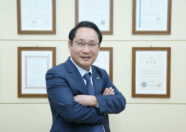 연구개발에 다 걸기 하며 기업의 사회적 책임을 역설하는 이율기 코멕스전자 대표. 이무성 객원기자