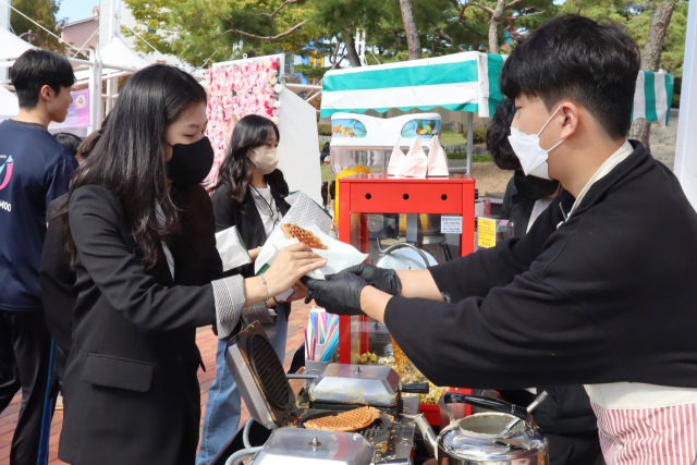 구미대학교 수시1차 면접생들이 다양한 먹거리를 즐기고 있다. 구미대 제공
