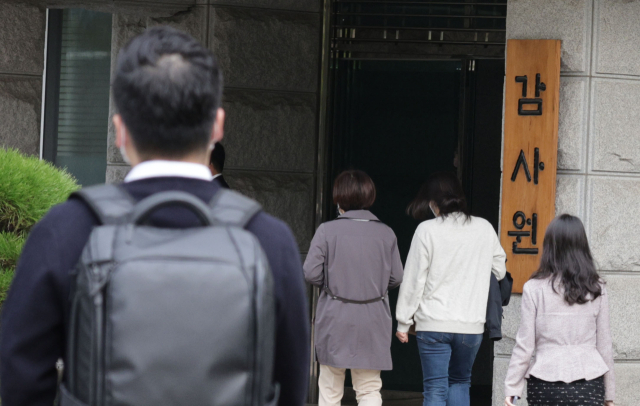감사원이 13일 문재인 정부 당시 핵심 안보라인이 서해 공무원 피살 사건을 조직적으로 은폐·왜곡한 것으로 판단하고 관련자들을 검찰로 넘겼다. 감사원은 이날 배포한 보도자료에서 지난 57일 동안 감사를 벌인 결과 당시 5개 기관에 소속된 총 20명에 대해 검찰에 수사를 요청했다고 밝혔다. 사진은 14일 오전 서울 종로구 감사원 입구. 연합뉴스