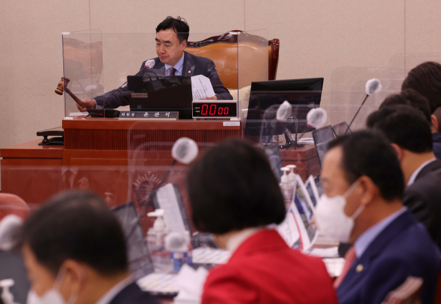 14일 오전 국회에서 열린 국회 산업통상자원중소벤처기업위원회의 대한무역투자진흥공사, 한국무역보험공사 등에 대한 국정감사에서 윤관석 위원장이 의사봉을 두드리고 있다. 연합뉴스