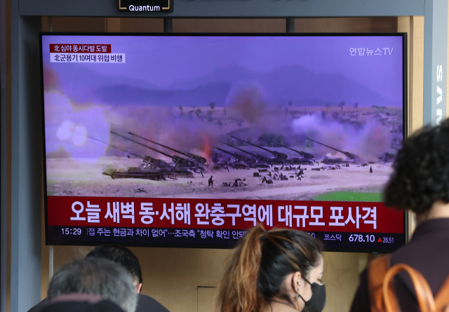 북한이 군용기 10여 대를 동원해 서·동부 비행금지구역 인근까지 접근해 위협 비행한 데 이어 동해상으로 탄도미사일을 발사한 14일 오후 서울역 대합실에 관련 보도가 나오고 있다. 연합뉴스