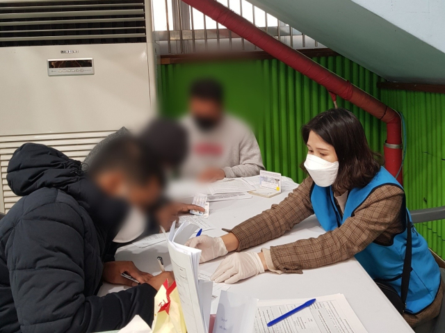 지난 2009년 베트남에서 경북으로 이민 온 김융(37) 씨가 지난해 코로나19 백신 접종 자원봉사에 나선 모습. 본인 제공