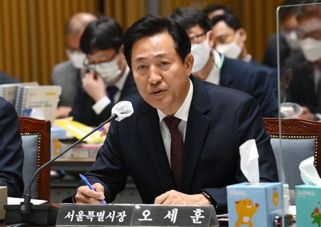 오세훈 서울시장이 14일 오전 서울시청 대회의실에서 열린 국회 국토교통위원회의 서울시에 대한 국정감사에서 의원질의에 답변하고 있다. 연합뉴스