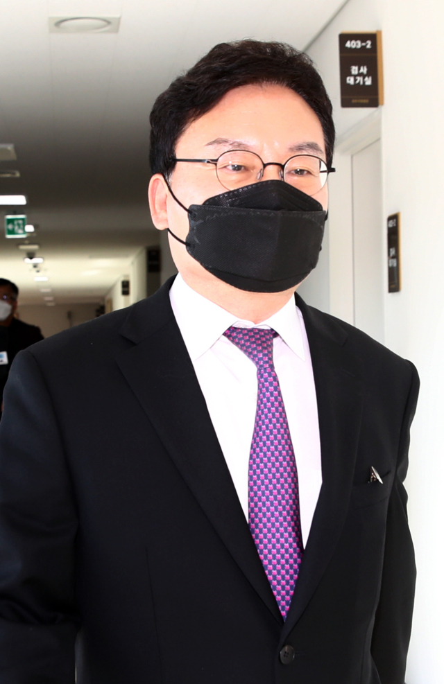 이스타항공 부정채용 의혹을 받는 이상직 전 국회의원이 14일 오후 구속 전 피의자 심문(영장실질심사)를 받기 위해 전주지법으로 들어오고 있다. 지난 7일 전주지검은 이 전 의원과 최종구 전 이스타항공 대표에 대해 채용 비리(업무방해) 혐의로 사전구속영장을 청구했다. 연합뉴스