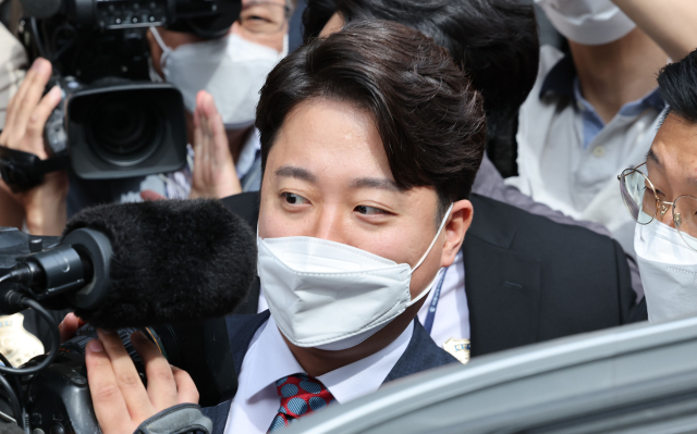 국민의힘 이준석 전 대표가 지난 9월 28일 서울 양천구 서울남부지방법원에서 열린 국민의힘 당헌 효력 정지 가처분 심문을 마친 뒤 법원을 나서며 취재진 질문에 답하고 있다. 연합뉴스