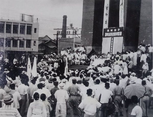 1960년 대구역 광장에서 열린 경북지구 피학살자 합동위령제. 출처 진실화해위원회