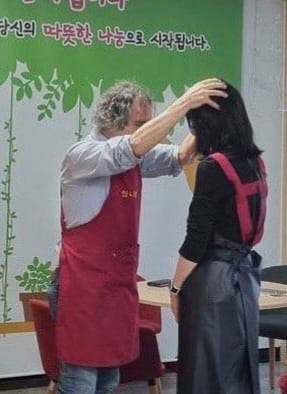 김건희 여사의 무료급식소 봉사 사실을 전한 김하종 신부(사진 왼쪽) 페이스북