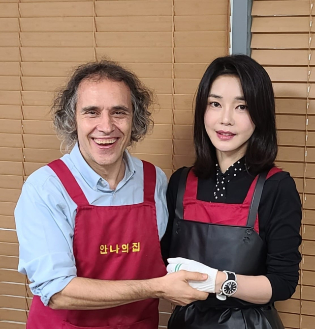 김건희 여사의 무료급식소 봉사 사실을 전한 김하종 신부(사진 왼쪽) 페이스북
