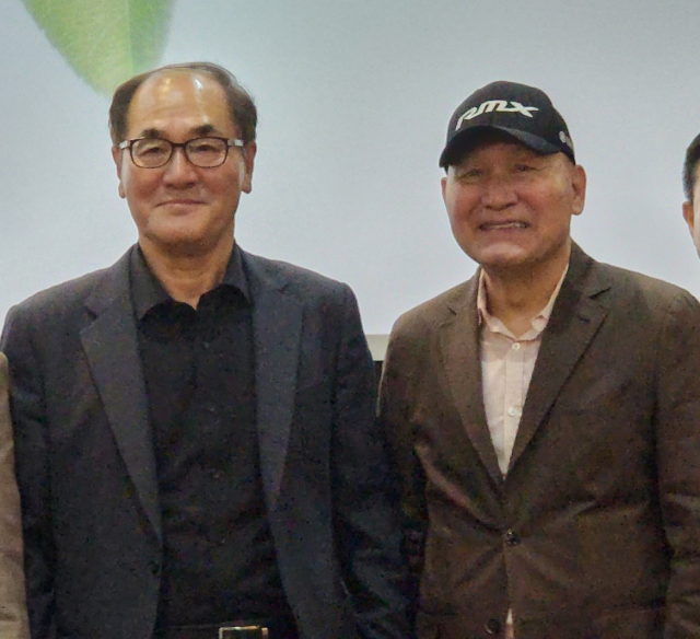 배우 안성기(오른쪽)와 배창호 감독이 14일 서울 마포구 한국영상자료원 시네마테크에서 열린 이우석 동아수출공사 회장 회고록 