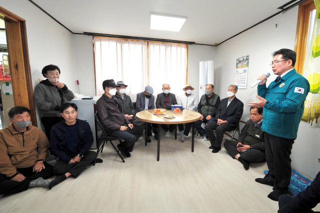 김진열 경북 군위군수가 축산 악취 민원 해결을 위한 현장 간담회에서 주민들의 애로사항을 듣고 답변하고 있다. 군위군 제공
