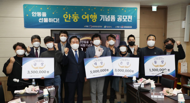 안동여행기념품 공모전 시상식에서 이재호씨의 귀이개가 대상을 받았다. 안동시 제공
