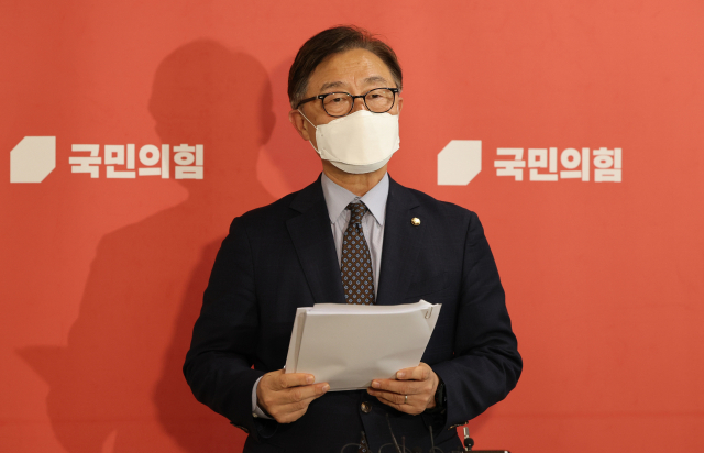 국민의힘 최재형 혁신위원장이 지난달 26일 국회에서 혁신위원회 회의 결과를 발표하고 있다. 연합뉴스