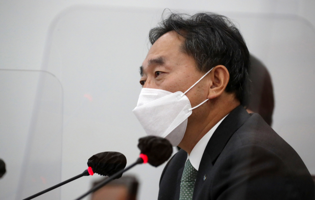 김태현 국민연금공단 이사장이 11일 오후 국회 보건복지위원회에서 열린 국민연금공단과 한국사회보장정보원에 대한 국정감사에서 의원질의에 답변하고 있다. 연합뉴스