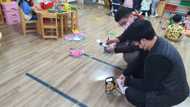 대구시교육청 관계자와 전문 검사기관 연구원이 어린이활동공간의 유해물질을 측정하고 있다. 대구시교육청 제공