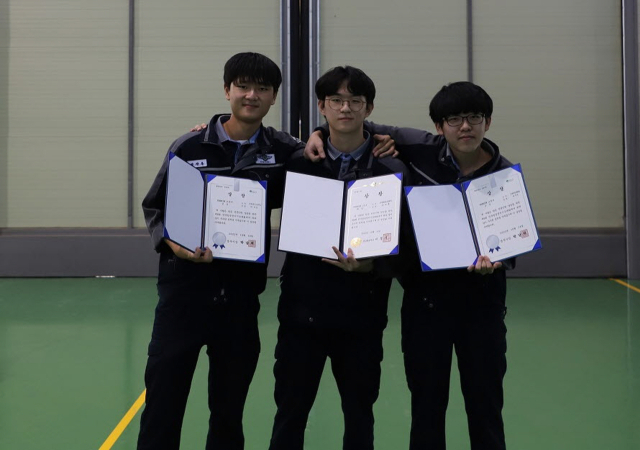 전국항공정비기능대회 수상 학생. 왼쪽에서부터 금상(박경훈), 대상(장은혁), 은상(김건우) 수상자. 항공고 제공