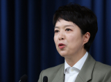 김은혜 대통령실 홍보수석이 16일 오후 서울 용산 대통령실 청사 브리핑룸에서 지난 주말 발생한 카카오와 네이버 서비스 장애와 관련한 윤석열 대통령 지시사항 등에 대해 브리핑하고 있다. 연합뉴스