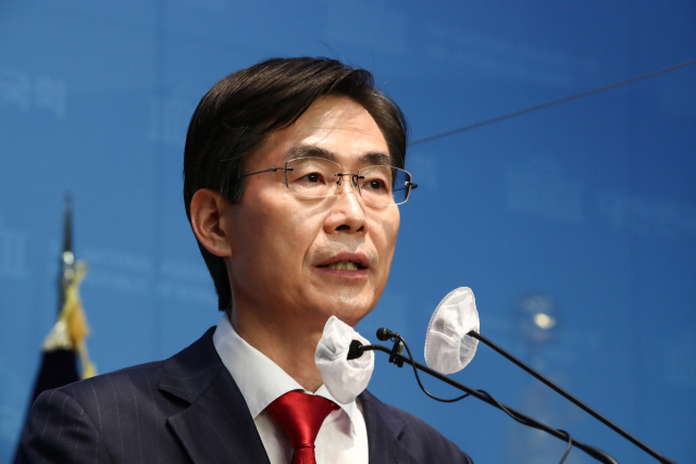국민의힘 조경태 의원이 16일 국회 소통관에서 기자회견을 열고 북한의 무력 도발에 맞서 대한민국의 자유와 평화를 수호하기 위한 핵 개발을 추진해야 한다고 밝히고 있다. 연합뉴스