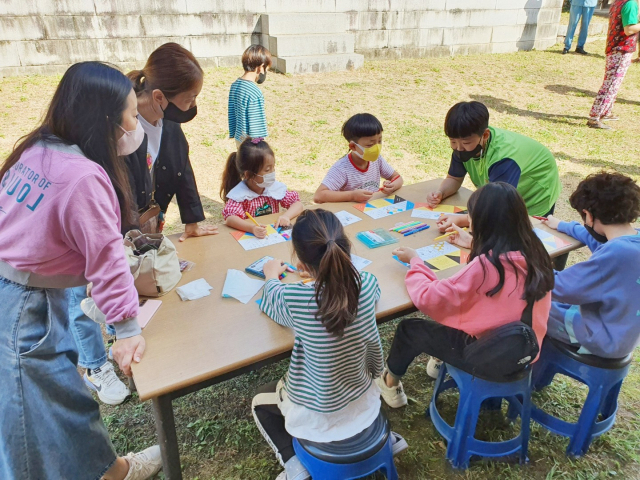 달성군내 초등학교 학생들이 문화도시 지정과 관련해 각종 문화체험을 벌이고 있다. 달성군 제공