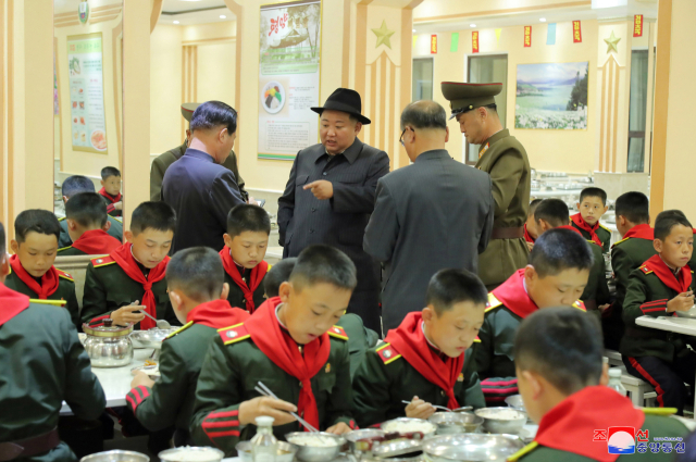 북한 김정은 국무위원장이 나흘 만에 설립 75주년을 맞은 북한의 엘리트 교육기관 만경대혁명학원을 다시 방문했다. 조선중앙통신은 김 위원장이 16일 만경대혁명학원을 다시 찾아 원아들과 함께 뜻깊은 시간을 보냈다고 17일 밝혔다. 이번 방문에는 리설주 여사도 동행했다. [국내에서만 사용가능. 재배포 금지. For Use Only in the Republic of Korea. No Redistribution] 연합뉴스