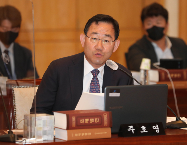 국민의힘 주호영 원내대표가 14일 한국은행 대구경북본부에서 열린 국회 기획재정위원회의 대구지방국세청, 대구본부세관, 한국은행 대구경북본부, 한국은행 포항본부에 대한 국정감사에서 질의하고 있다. 연합뉴스