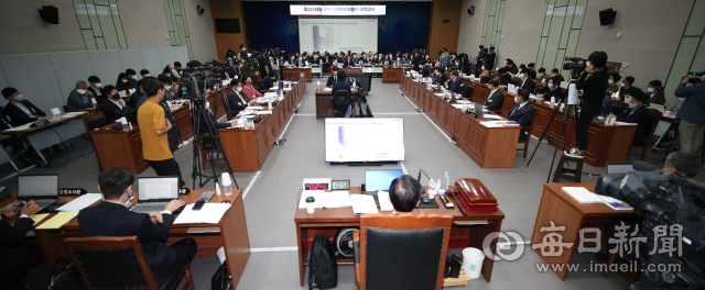 17일 경북도청에서 2022년도 국회 행정안전위원회의 경상북도에 대한 국정감사가 열리고 있다. 안성완 기자 asw0727@imaeil.com
