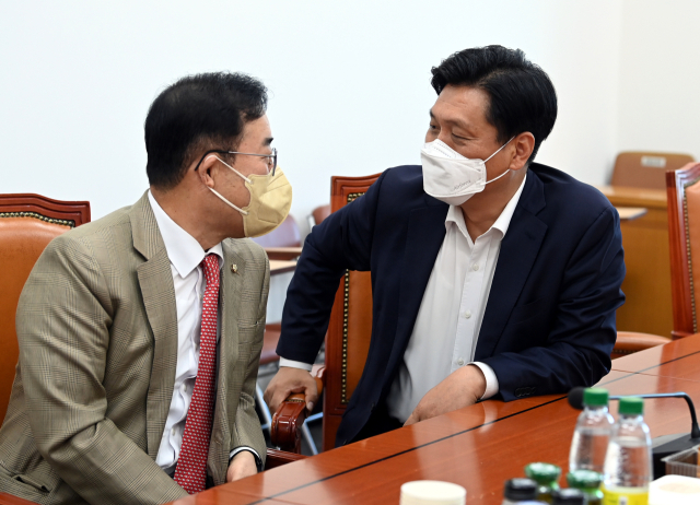 국회 과학기술정보방송통신위원회 박성중 국민의힘 간사(왼쪽)와 조승래 더불어민주당 간사가 17일 오전 서울 여의도 국회에서 열린 과학방송통신위원회 국정감사 도중 소회의실로 자리를 옮겨 대화하고 있다. 연합뉴스