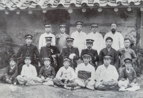 1912년 3월 연일공립보통학교 제1회 졸업식. 일본 경찰이 칼을 차고 있다. 연일초 제공.