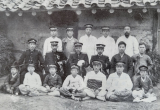 1912년 3월 연일공립보통학교 제1회 졸업식. 일본 경찰이 칼을 차고 있다. 연일초 제공.