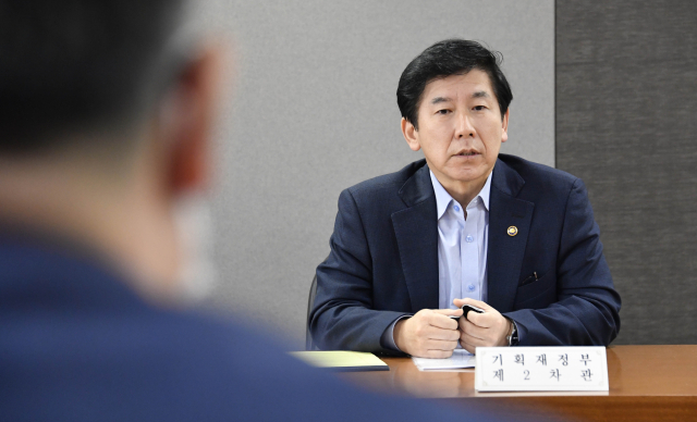 최상대 기획재정부 2차관이 14일 서울 중구 한국데이터산업진흥원에서 민간전문가 및 중소기업인들과 만나 민간-공공기관 간 협력 강화방안을 주제로 간담회를 하고 있다. 연합뉴스