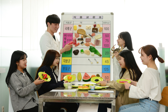 건강과 맛을 책임지는 전문 영양사를 배출하는 대구보건대 식품영양학과의 수업 모습. 대구보건대 제공