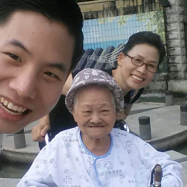 김미자 씨가 자신의 SNS에 올렸던 시어머니와 함께 촬영한 사진. 왼쪽부터 아들 정민기 씨, 시어머니 고 홍순도 씨, 사연 작성자 김 씨. 김미자 씨 제공.