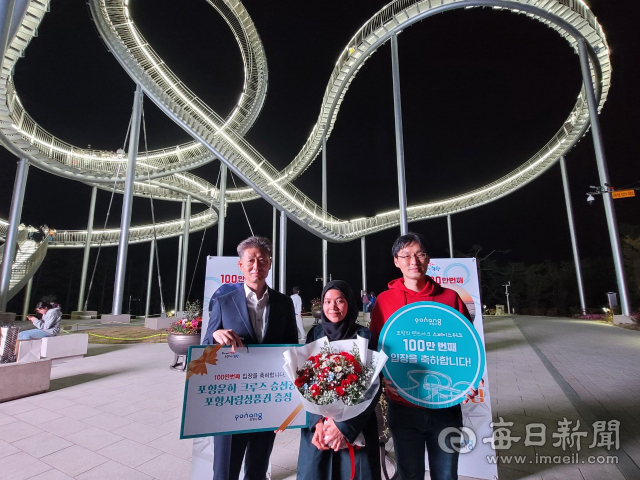 포항 스페이스워크 100만 번째 체험객으로 선정된 시티 파티마(가운데) 씨가 기념 꽃다발을 들고 기념촬영을 하고 있다. 포항시 제공