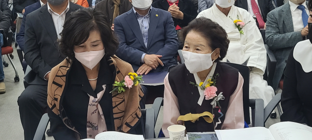 17일 안동 경북콘텐츠진흥원에서 이육사 기자상 제정위원회가 창립 총회를 갖고 본격 활동에 들어갔다. 암울했던 일제 강점기 육사 이원록의 기자정신을 선양하고 정론직필 언론 환경을 위해 노력하기로 했다. 사진은 육사 선생의 유일한 혈육이신 딸 이옥비(오른쪽) 여사. 엄재진 기자