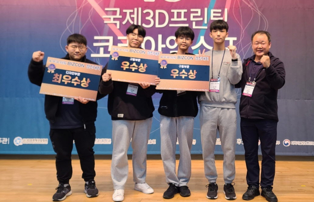 상을 휩쓴 경북항공고 학생들이 파이팅을 하고 있다. 항공고 제공