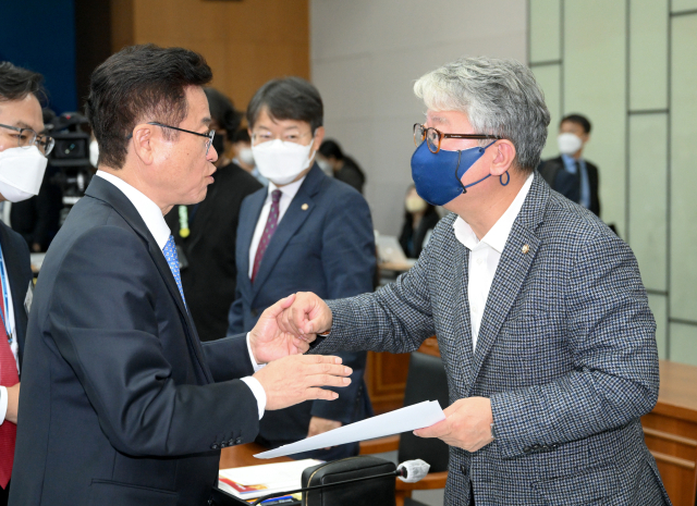 이철우 경북도지사가 17일 오전 도청에서 진행된 행안위 국감장에서 지역 출신 조응천(더불어민주당) 국회의원과 인사하고 있다. 경북도 제공