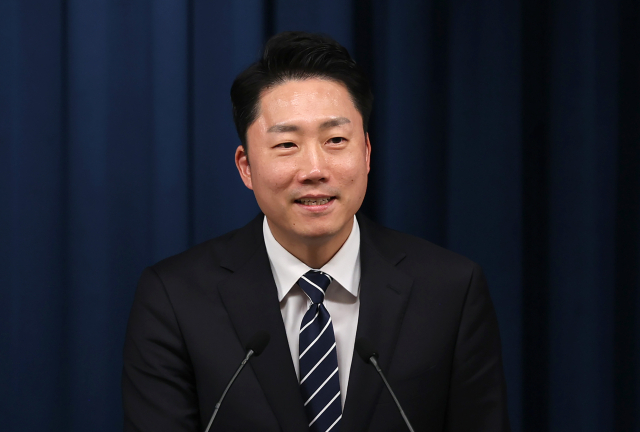 이재명 대통령실 부대변인이 17일 오후 서울 용산 대통령실 청사 브리핑룸에서 수석비서관회의 내용 등과 관련해 브리핑을 하고 있다. 연합뉴스