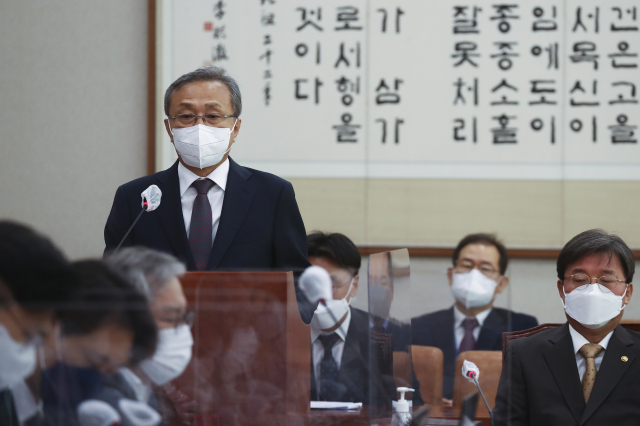 유남석 헌법재판소장이 17일 오전 국회 법사위회의실에서 열린 헌법재판소에 대한 국정감사에서 인사말을 하고 있다. 연합뉴스