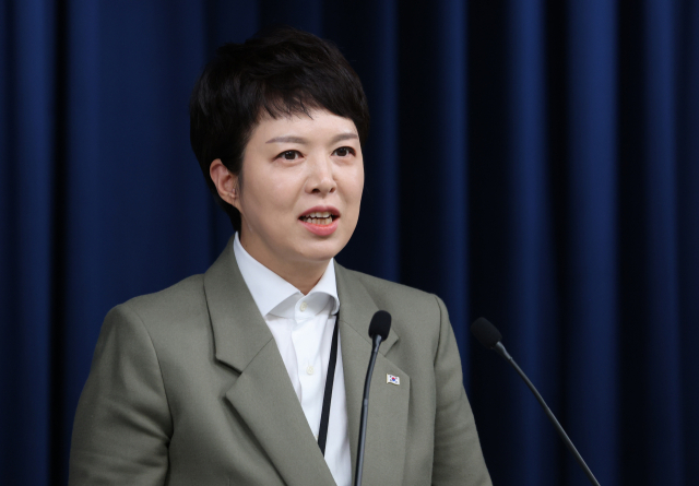 김은혜 대통령실 홍보수석이 16일 오후 서울 용산 대통령실 청사 브리핑룸에서 지난 주말 발생한 카카오와 네이버 서비스 장애와 관련한 윤석열 대통령 지시사항 등에 대해 브리핑하고 있다. 연합뉴스