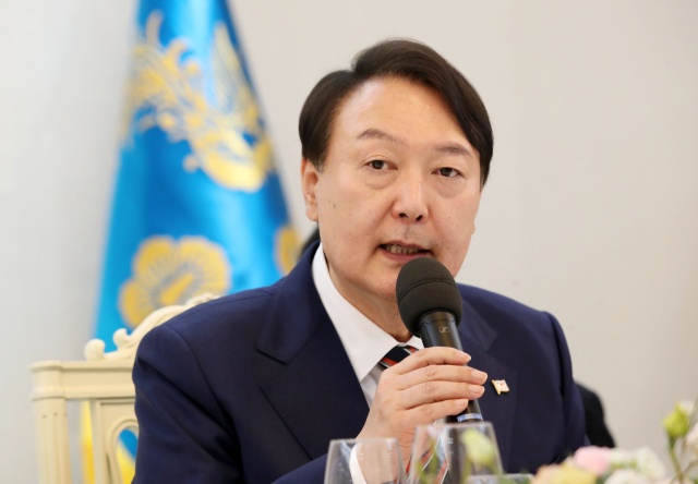 윤석열 대통령이 17일 오후 서울 용산 대통령실 청사에서 열린 국제올림픽위원회(IOC) 위원장 및 국가올림픽위원회연합회(ANOC) 집행위원 초청 만찬에서 인사말을 하고 있다. 연합뉴스
