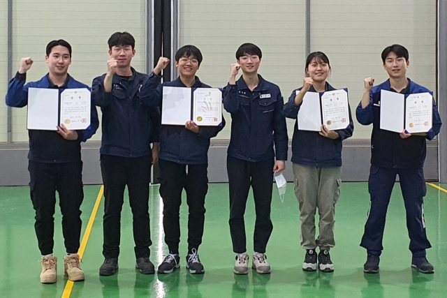 제6회 전국항공정비기능대회에서 각종 상을 휩쓴 구미대학교 항공정비학부 학생들이 기념촬영하고 있다. 구미대 제공