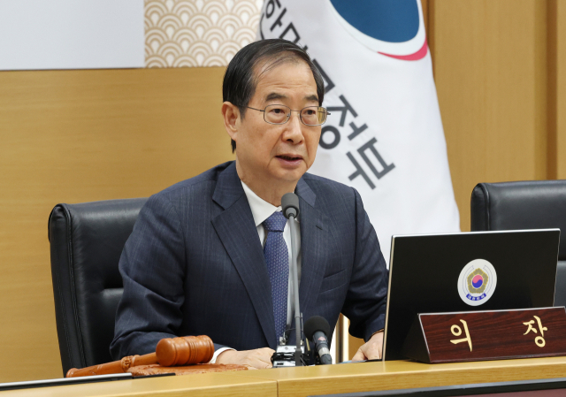 한덕수 국무총리가 18일 오전 세종시 정부세종청사에서 서울청사와 영상으로 연결해 열린 국무회의를 주재하고 있다. 연합뉴스