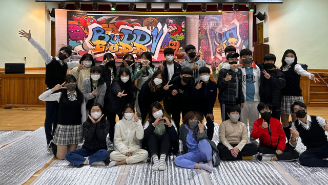 공연을 마친 창작 뮤직컬팀이 포즈를 취하고 있다. 영일초 제공