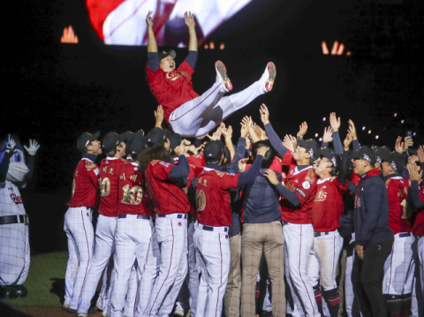 '4번 타자' 이대호, 한 번 더 본다…MLB 월드투어 명단 포함