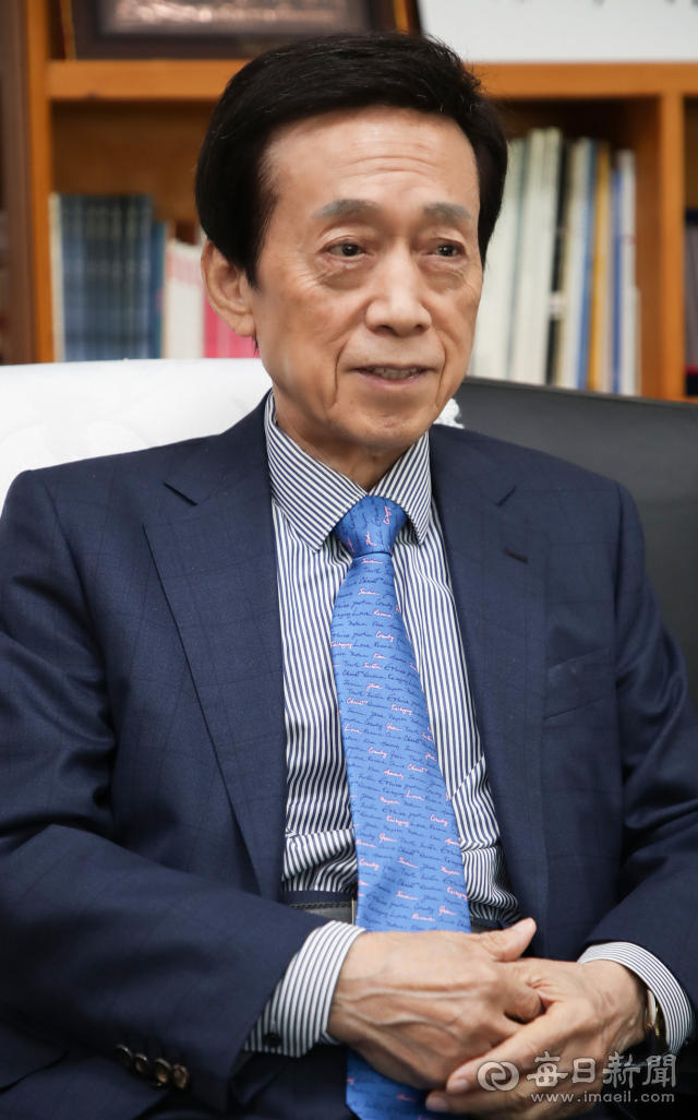 18일 오전 대구 중구 대구문화예술진흥원에서 김정길 초대 원장이 매일신문과 인터뷰를 하고 있다. 안성완 기자 asw0727@imaeil.com